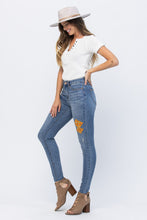 Load image into Gallery viewer, Judy Blue 70’s Patch Jeans
