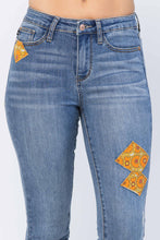 Load image into Gallery viewer, Judy Blue 70’s Patch Jeans
