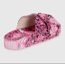 Load image into Gallery viewer, Muk Luks Island Tiki Sandals
